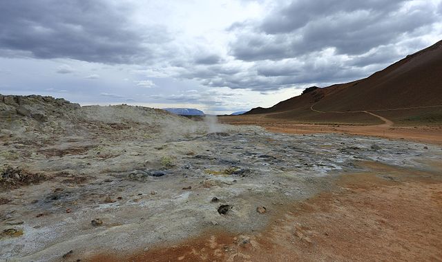 Хверарёнд — геотермальное поле на севере Исландии с фумаролами, грязевыми котлами и горячими источниками