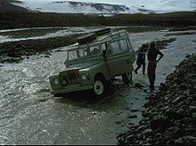 Land Rover Defender impantanata in un fiume degli altopiani