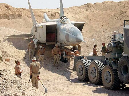 Tập_tin:Iraqi-MiG-25-in_sand.jpg