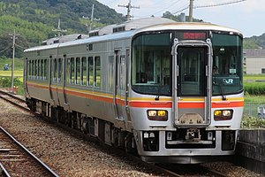 太市駅に進入するキハ127系気動車