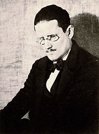 Picture of James Joyce from 1922 in three-quarters view looking downward
