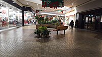 Jasper Mall Джаспер, Альберта, декабрь 2016 г. (31827127790) .jpg