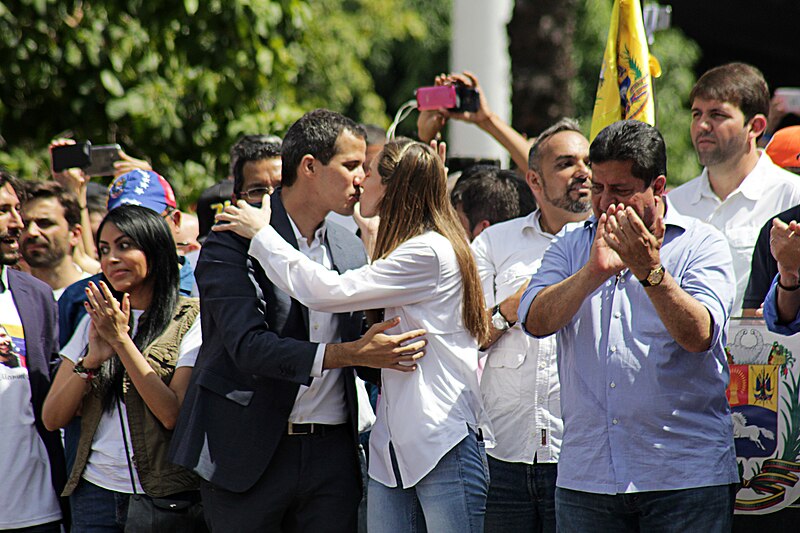 File:Juan Guaidó dandole un beso a su esposa - Marcha del 02 de Febrero del 2019.jpg