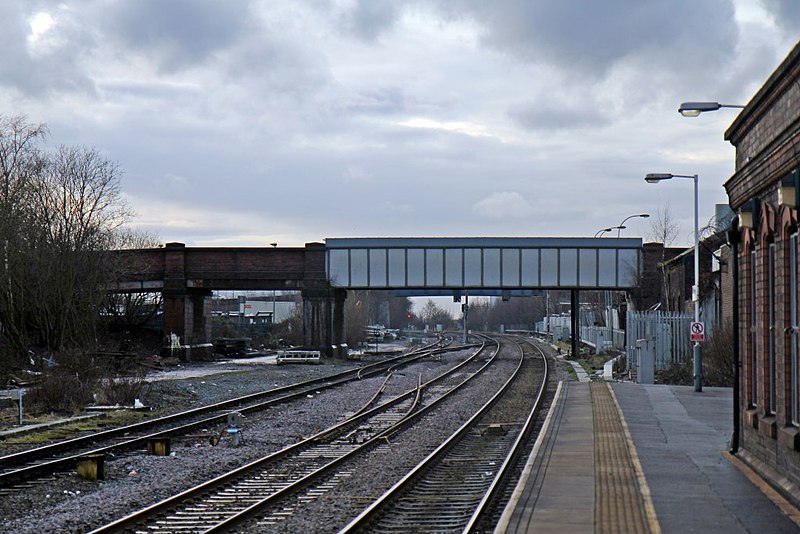 File:Junction Lane bridge, Earlestown railway station (geograph 3818739).jpg