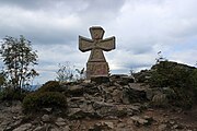 Čeština: Kříž u rozhledny Štěpánka v Jizerských horách.