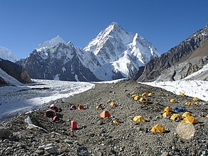 Broad-Peak-Basislager auf der Mittelmoräne des Godwin-Austen-Gletschers, im Hintergrund der K2, links davon im Vordergrund der Angel Sar