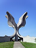 Spomenik „Kameni cvet“ u memorijalnom centru „Jasenovac“ u Jasenovcu, rad vajara Bogdana Bogdanovića