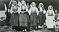 Жени од с. Калишта, Струшки Дримкол во народни носии во 1909 година