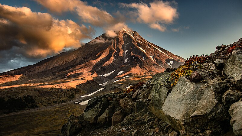 File:Kamchatka Volcano Koryaksky (Kamchatka) at Sunrise (15827512311).jpg