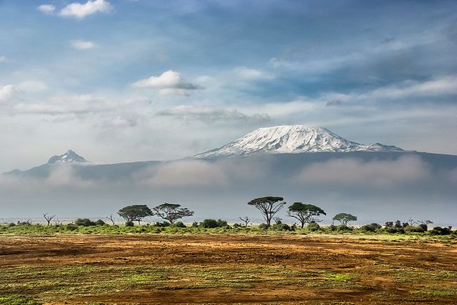 Le Kilimandjaro (Tanzanie), vu depuis le parc national d'Amboseli (Kenya).\n (définition réelle 3 043 × 2 036)
