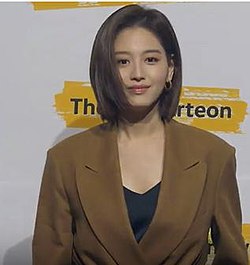 Kim Jae-kyung trägt ein braunes Outfit bei der Pressekonferenz von The Secret Life of My Secretary im Mai 2019