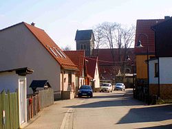 Улица во Алроде, со црквата во позадина