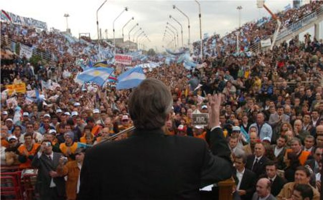 Néstor Kirchner addressing a multitude at Gualeguaychú
