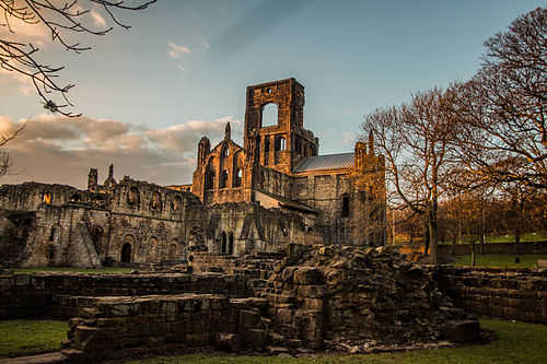 Kirkstall Abbey in the late afternoon.jpg
