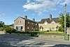 Knowles Cottages und Stonebench Cottage, Sandon.jpg