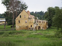 Trosky jediné zachovalé budovy v roce 2008