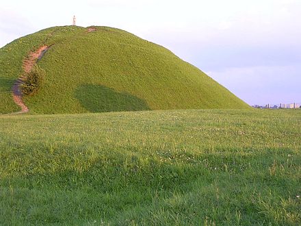 Край курганов. Курган крака. Курган искусственный холм. Гора Елбан. Раскопки Курган крака в Кракове.