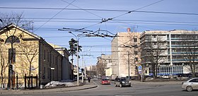 Vista de la calle Kurchatov desde la plaza Academician Ioffe.  A la izquierda ya la derecha están los edificios de la FTI im.  AF Ioffe RAS