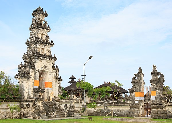 A paduraksa (left) marks the entrance into the main sanctum of the temple, while the candi bentar (right) marks the entrance into the outer sanctum of