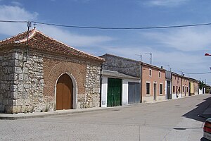 La Pedraja de Portillo ermita del Cristo calle arquitectura rural lou.jpg