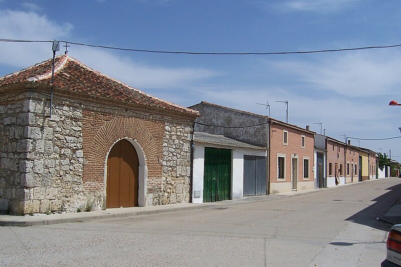 File:La Pedraja de Portillo ermita del Cristo calle arquitectura rural lou.jpg