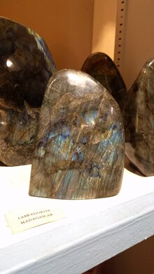 ملف:Labradorescence in labradorite.webm