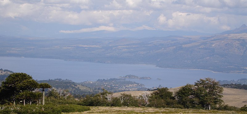 File:Lago Aluminé desde Batea Mahuida (cropped).JPG