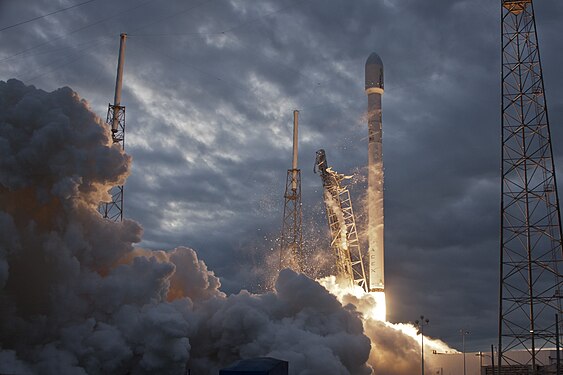 Lançamento do Falcon 9 carregando THAICOM 6 (16763151866).jpg