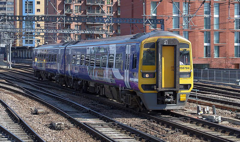 File:Leeds railway station MMB 47 158794.jpg