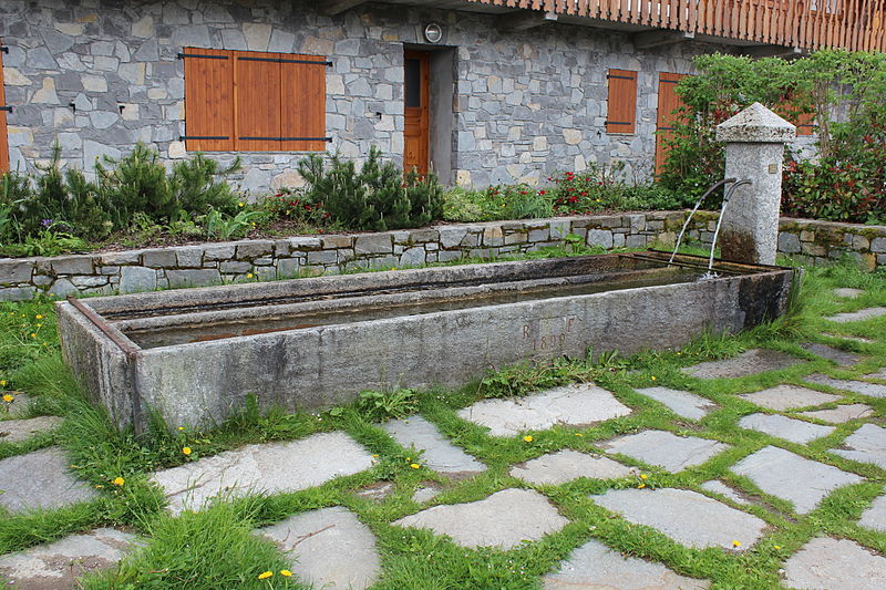 File:Les Carroz d'Arâches - Fontaine 1899.JPG