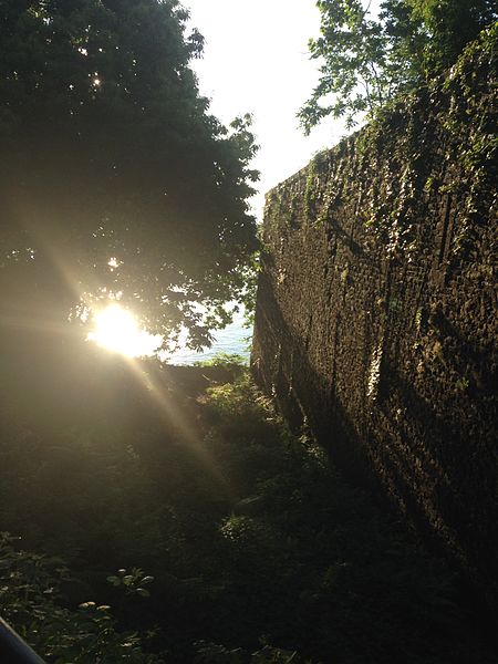 File:Lever de soleil sur le fort à Brest.jpg