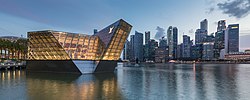 Thumbnail for File:Lighted polyhedral building Louis Vuitton in Singapore.jpg