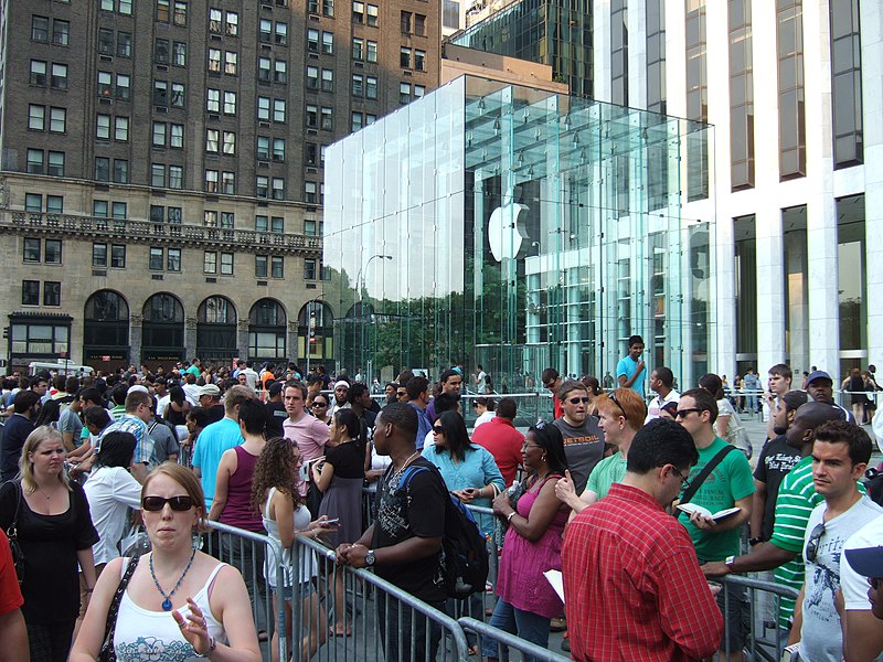 File:Line at Apple Store in NYC.jpg