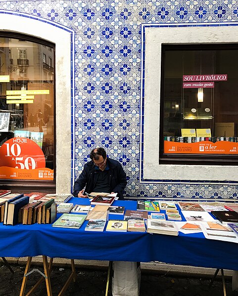 File:Lisbon. Livraria Bertrand, world's oldest bookstore. (41898133022).jpg