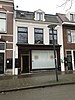 Winkel met bovenwoning