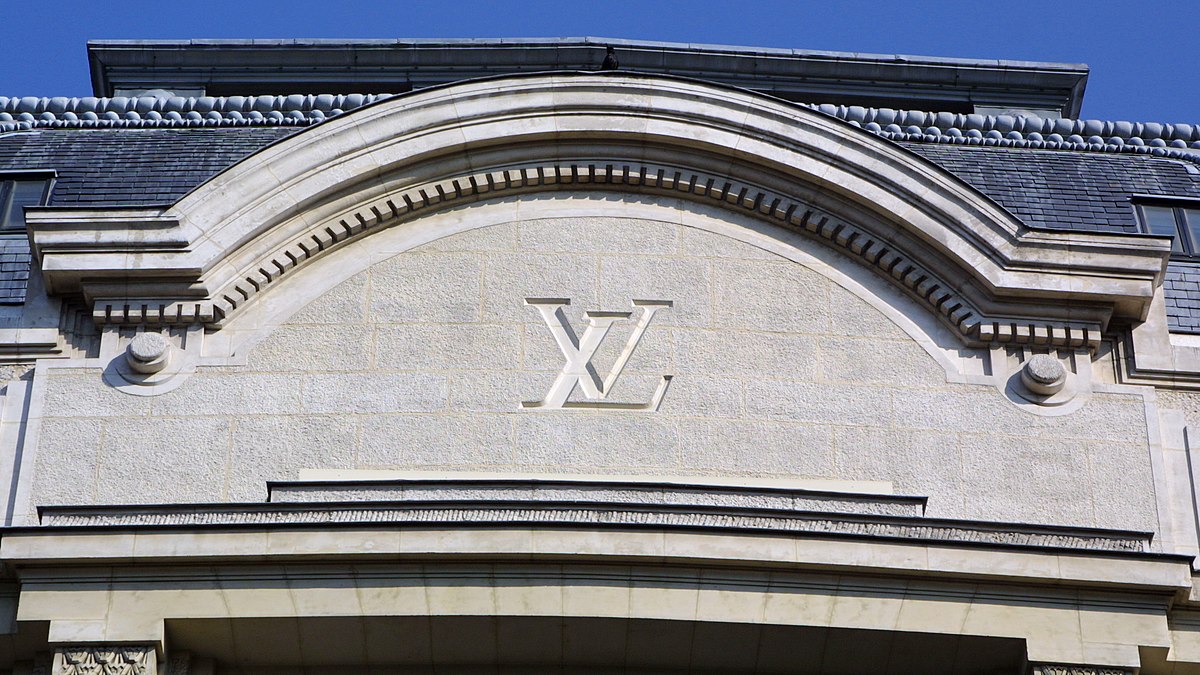 File:Louis Vuitton 1, Rue du Pont-Neuf, Paris April 2010.jpg - Wikimedia  Commons