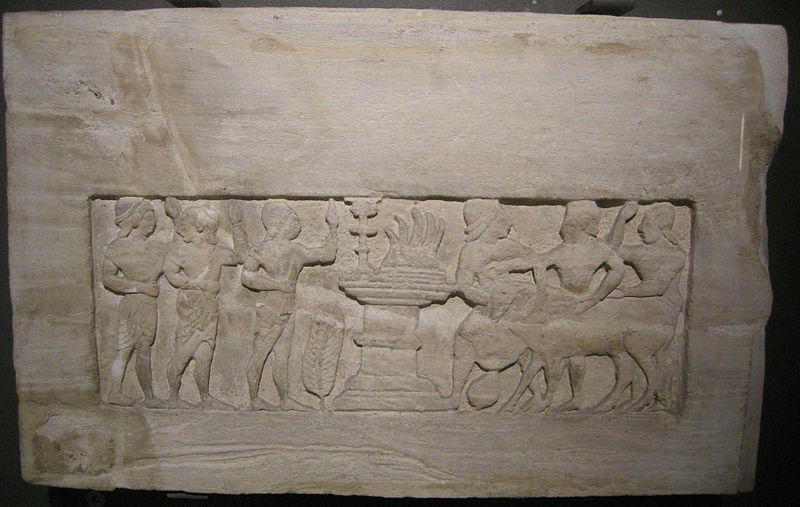 File:Louvre, frammento di urna cineraria da chiusi, con scena di sacrificio.JPG