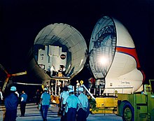 Gehause LM im Flugzeug im Hangar