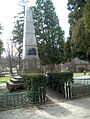 Polski: Pomnik “Poległym za Wolność i Niepodległość”. Esperanto: La monumento dediĉita „Al Mortfalintaj pro Libereco kaj Sendependeco”.