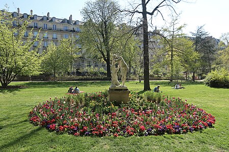 Méditation dans le jardin du Ranelagh à Paris.