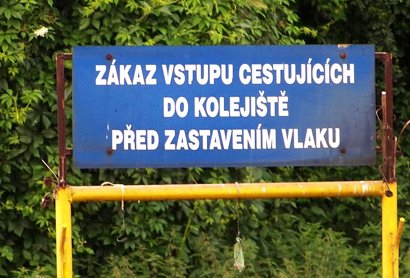 File:Měchenice, zákaz vstupu do kolejiště.jpg