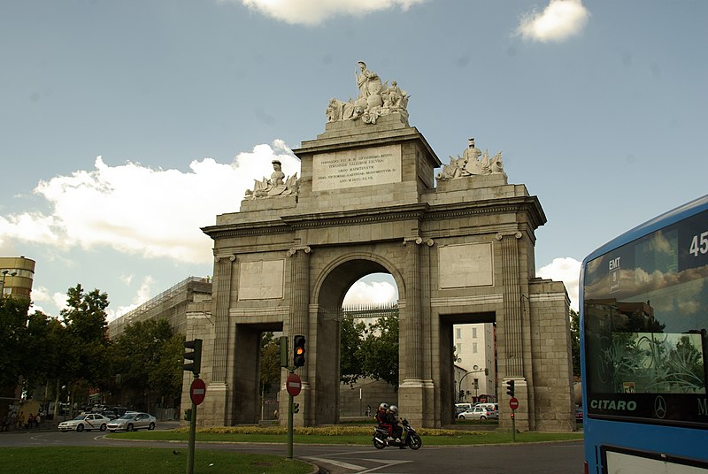 File:MADRID MONUMENTO PUERTA DE TOLEDO - panoramio - Concepcion AMAT ORTA… (8).jpg