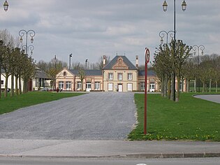 Mairie et place Asfeld Ardennes France.jpg
