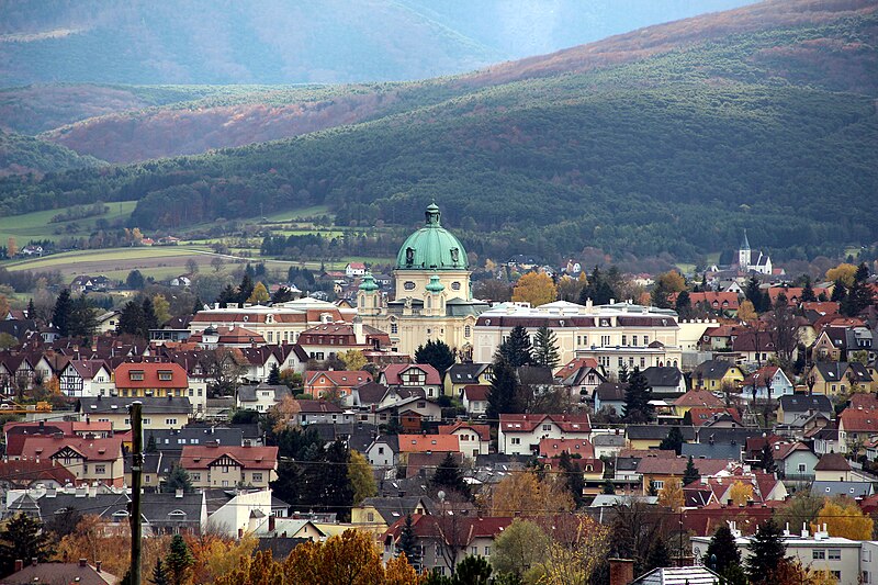 File:Margaretenkirche und Umgebung, Berndorf.JPG