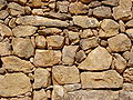Parement de mur aux pierres soigneusement calées ; Les Garrigues, province de Llieida, Catalogne (Espagne).