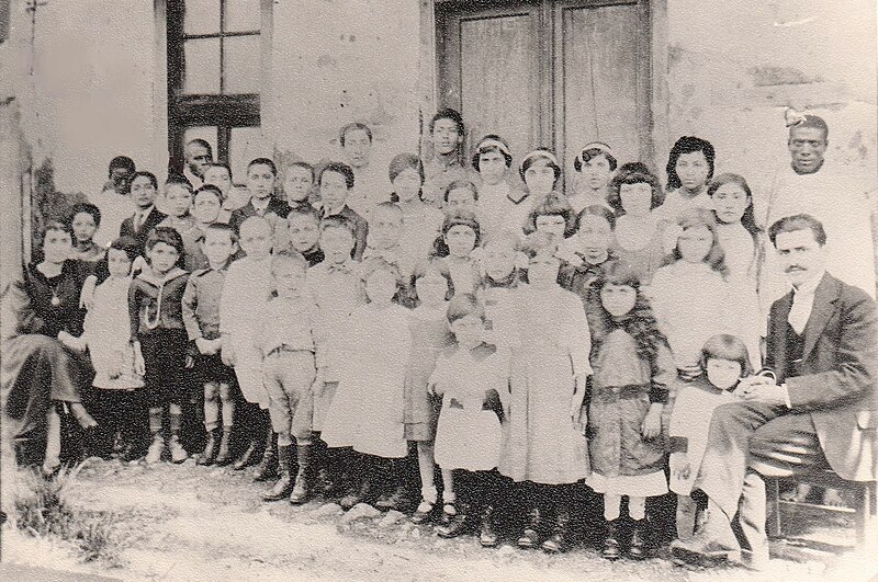 File:Mari & Vakhinak Bekaryan with Armenian school pupils in Addis Ababa, 1918.jpg