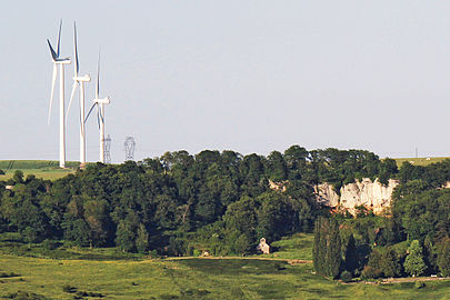 Chapelle N.D. de la Roche-d'Hys et éoliennes de Poroy.