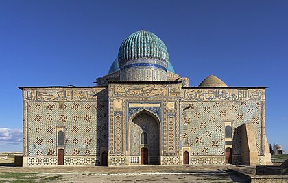 Mausoléu de Khoja Ahmed Yasawi na cidade de Turquestão, Cazaquistão. A estrutura foi encomendada em 1389 por Tamerlão, que governou a área como parte do expansivo Império Timúrida, para substituir um mausoléu menor do século XII do famoso poeta turco e místico sufi, Ahmed Yasawi (1093−1166). No entanto, a construção foi interrompida com a morte de Tamerlão em 1405. A estrutura religiosa continua a atrair peregrinos de toda a Ásia Central e tornou-se o epítome da identidade nacional cazaque. Este Patrimônio mundial da UNESCO, reconhecido como o primeiro patrimônio do país em 2003, é um excelente exemplo da arquitetura timúrida. (definição 4 205 × 2 688)