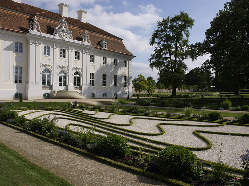 File:Meseberg Seeparterre.JPG