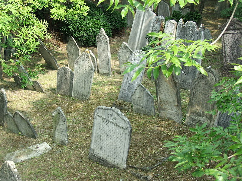 File:Mikulov jewish cemetery 2941.JPG